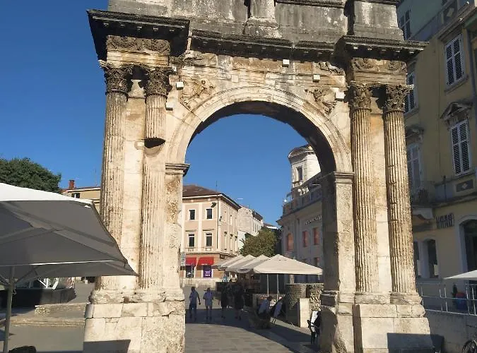 Roman Arch- Low Budget Doublebed Room In Top Center Pula photo