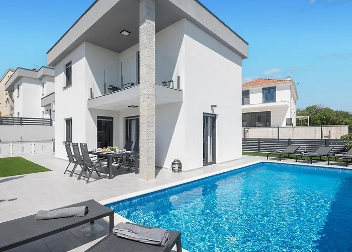 3 Bedroom Amazing Home In Musales Musalez photo