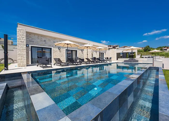 Photo de Villa Andrea Double Or Twin Rooms With Pool, Balcony And Parking Vižinada