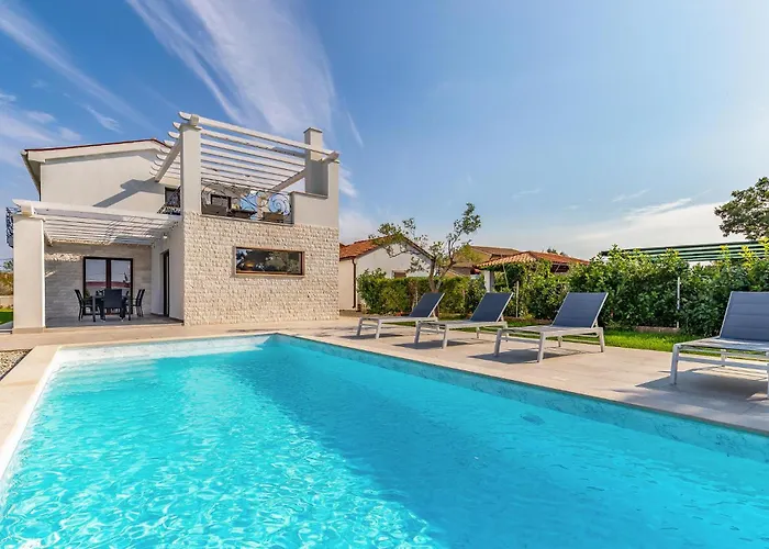 2 Bedroom Lovely Home In Hrboki photo