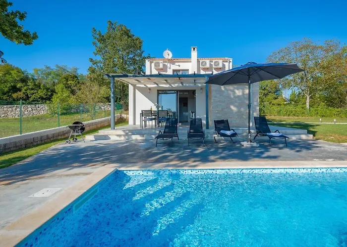 Photo de Two-Bedroom Holiday Home In Parizi Lusetici