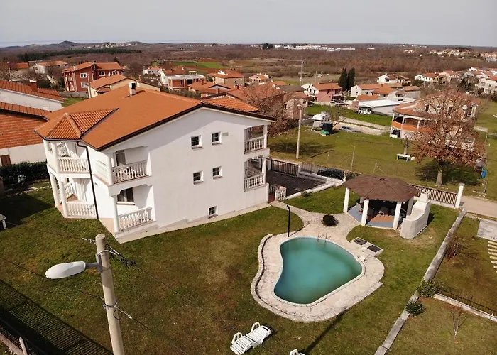 Apartments House Topal With Pool In Radmani Porec For Max 21 Persons képek